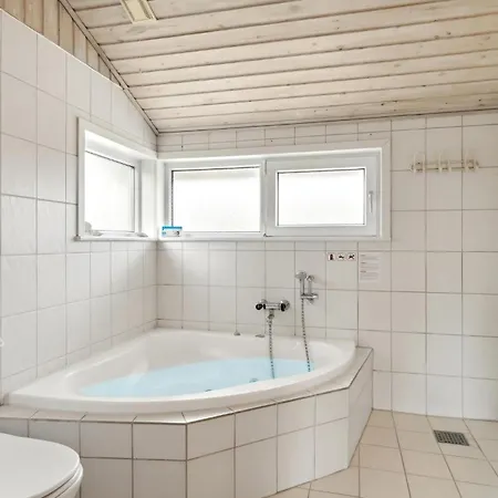 Gorgeous Home In Saeby With Sauna בית נופש