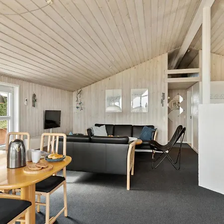 בית נופש Gorgeous Home In Saeby With Sauna