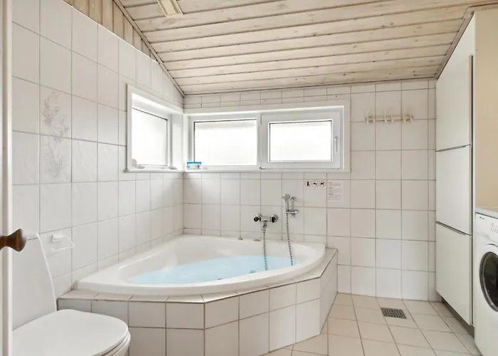 With A Fireplace 05 בית נופש